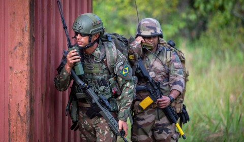 Operação Fer de Lance reúne Brasil e França em exercício combinado